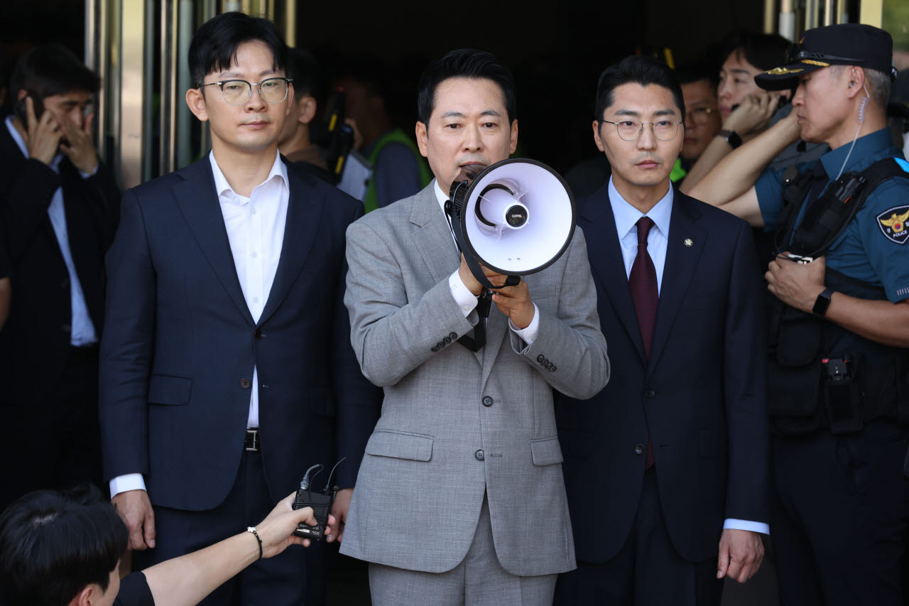 장동혁 국민의힘 대표가 8일 서울 송파구 올림픽공원 핸드볼 경기장에 진입해 선거 관련 용품들이 보관된 곳을 살펴본 뒤 시민들에게 내부 상황을 설명하고 있다.