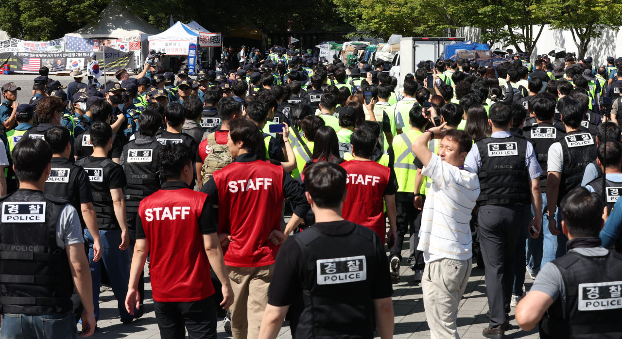 8일 서울 송파구 올림픽공원 핸드볼경기장에서 체육단체 직원들이 아시안게임과 전국체전 관련 용품들을 반출한 뒤 경찰과 함께 이동하고 있다.