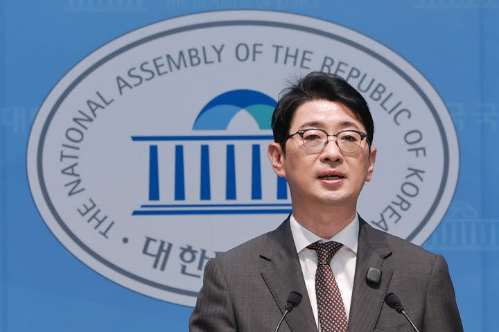 국민의힘 주진우 의원, 용혜인·김승원 장관 후보자 관련 기자회견 (서울=연합뉴스) 신현우 기자 = 국민의힘 주진우 의원이 8일 국회 소통관에서 용혜인 성평등가족부 장관 후보자가 속한 기본소득당의 시도당 일부 주소지가 농장, 아파트, 주택인 것을 확인한 언론 보도·김승원 법무부 장관 후보자 가족이 운영하는 사회적협동조합과 관련한 의혹과 관련해 기자회견하고 있다. 2026.9.8
