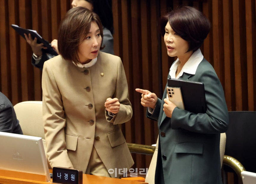 [이데일리 노진환 기자] 한정애(오른쪽) 더불어민주당 사무총장과 나경원 국민의힘 의원이 8일 서울 여의도 국회에서 열린 제439회국회(정기회) 제4차 본회의에서 대화하고 있다.