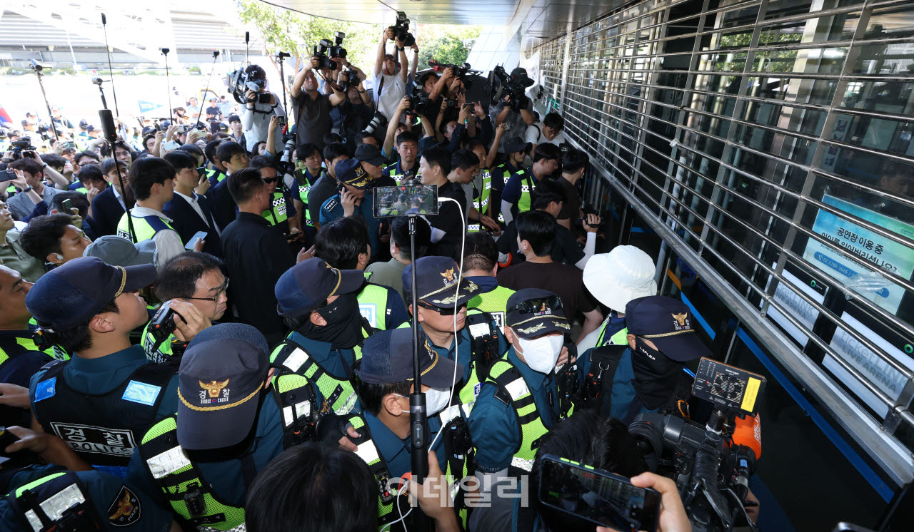 6·3 지방선거 투표용지 부족 사태로 시작된 잠실 개표소 봉쇄 시위가 이어지고 있는 가운데 8일 서울 송파구 올림픽공원 핸드볼경기장에서 경찰이 내부로 진입하고 있다.(사진= 이영훈 기자)