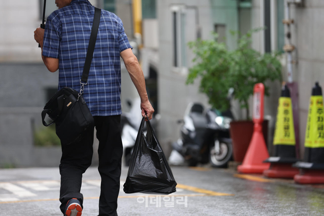 21일 서울 관악구 길벗사랑공동체 ‘해피인’에서 중장년들이 음식을 받아가고 있다. (사진=노진환 기자)