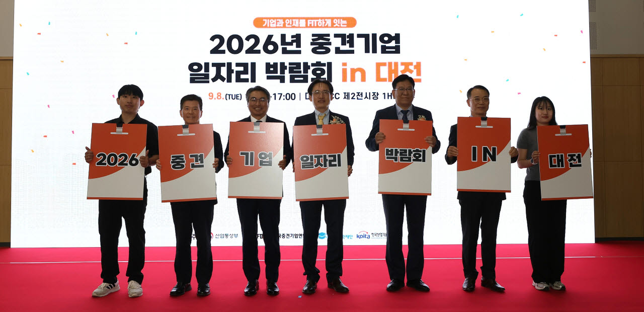 (왼쪽에서 두 번째부터) 고영종 한국장학재단 상임이사, 김현철 한국중견기업연합회 상근부회장, 이규봉 산업통상부 중견기업정책관, 조우균 고용노동부 청년채용기반과장, 장무훈 한국산업기술진흥협회 상임이사. (사진=중견기업연합회)