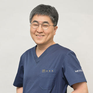 [전문의 칼럼] '휜다리 교정과 줄기세포 치료'로 무릎 통증 감소