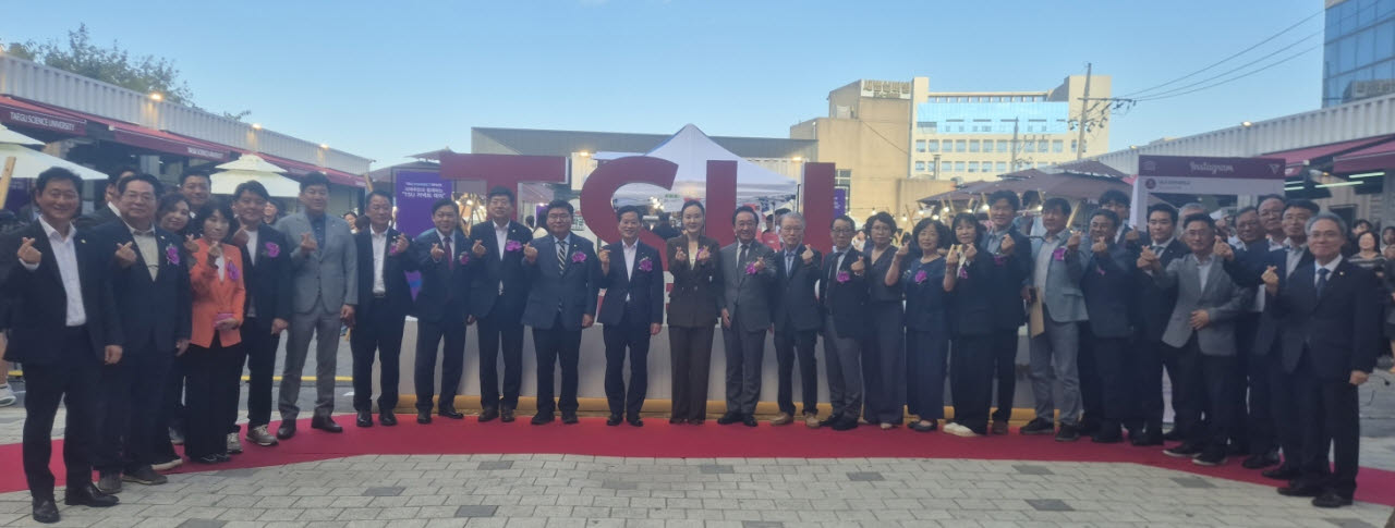 대구과학대가 7일 개최한 TSU 커넥트 스페이스 개소식에서 박지은 총장을 비롯한 주요 내빈들이 개소 기념 제막 퍼포먼스를 하고 있다.(사진=대구과학대)