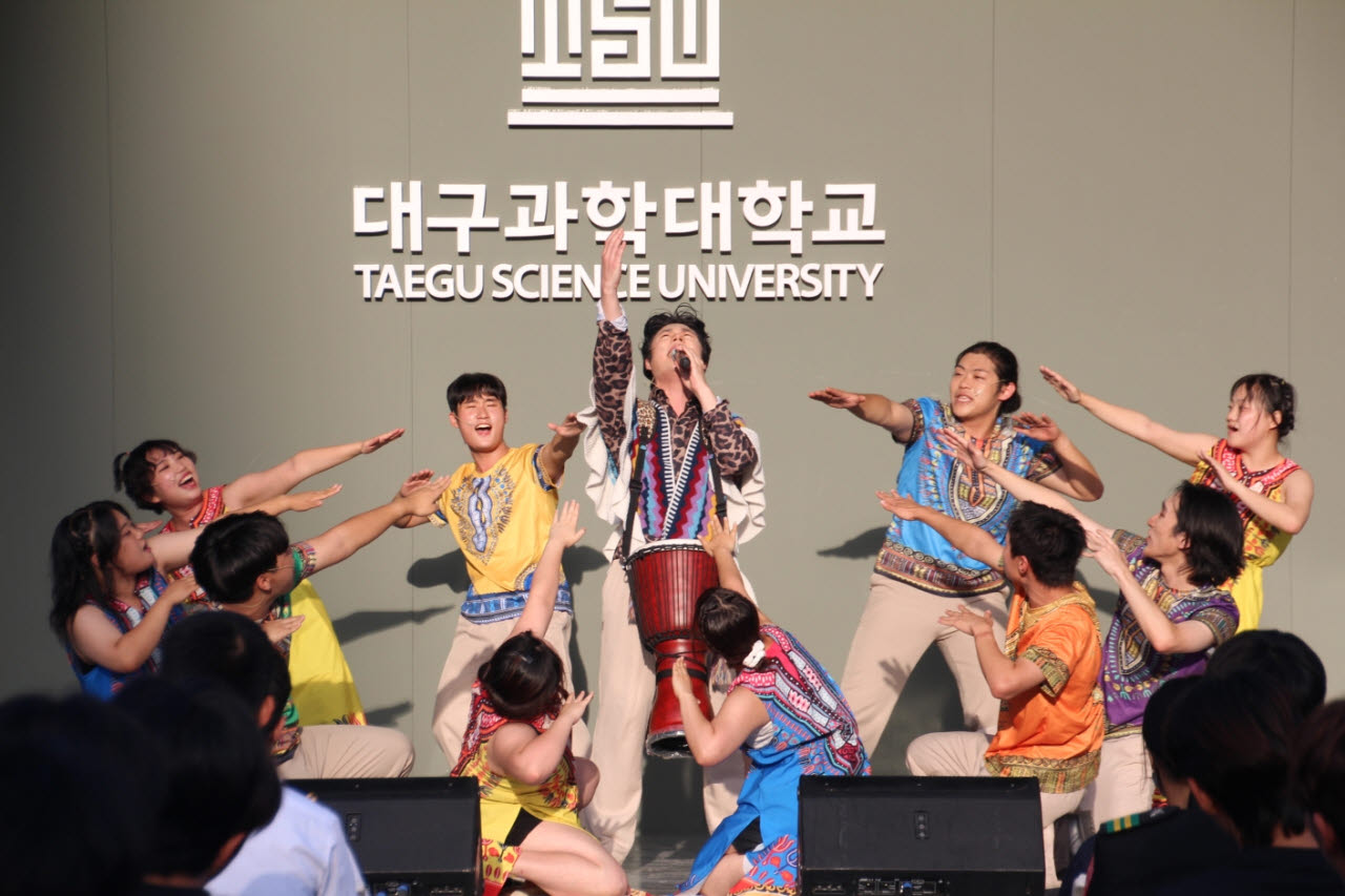 대구과학대 뮤지컬연기과 학생들이 7일 TSU 커넥트 스페이스 개소를 기념해 열린 ‘TSU 커넥트 데이’에서 뮤지컬 갈라쇼 ‘라이온 킹’을 선보이고 있다.(사진=대구과학대)