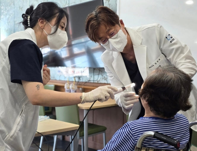 임윤태 유디상무치과의원 대표원장이 광주보훈요양원 어르신을 대상으로 구강검진을 진행하고 있다.