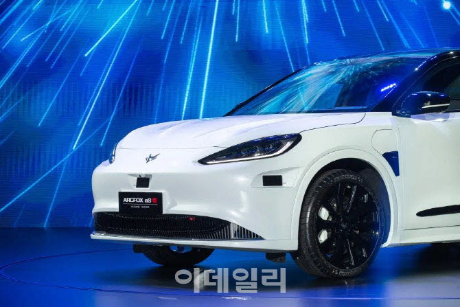 화웨이가 베이징자동차(BAIC·베이치) 전기차 사업부 베이치란구(北汽藍谷)와 공동 개발한 자율주행 전기차 ‘아크폭스 알파S HI’. 사진=화웨이.