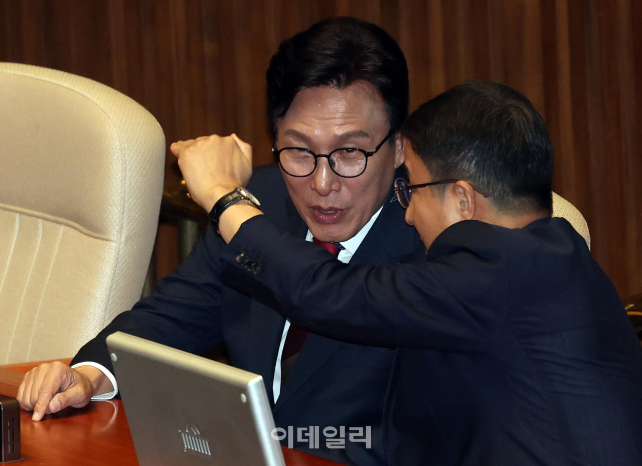 김민석 더불어민주당 대표(왼쪽)와 한병도 원내대표가 8일 서울 여의도 국회에서 열린 제439회국회(정기회) 제4차 본회의에서 대화하고 있다.(사진=노진환 기자)