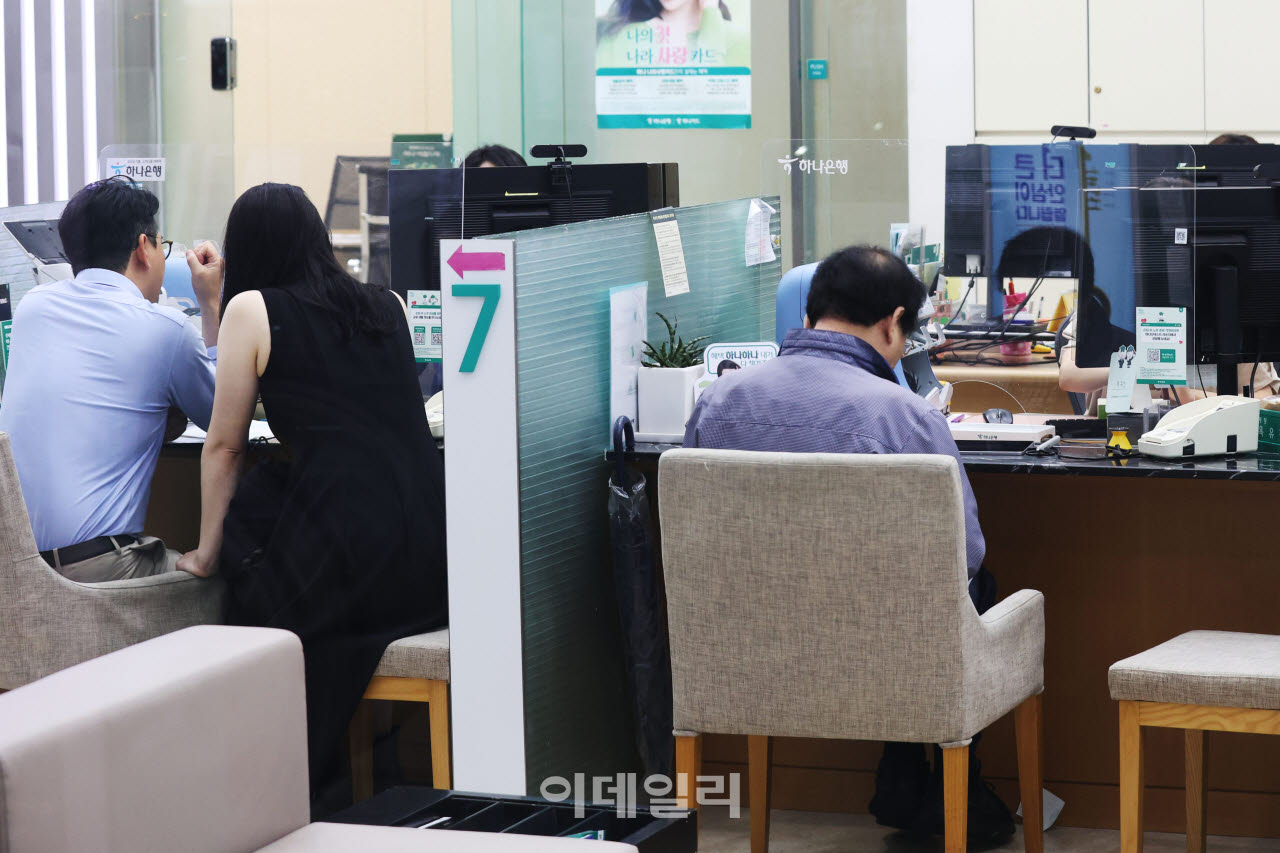 [이데일리 이영훈 기자] 서울의 한 시중은행에서 시민들이 상담을 받고 있다.