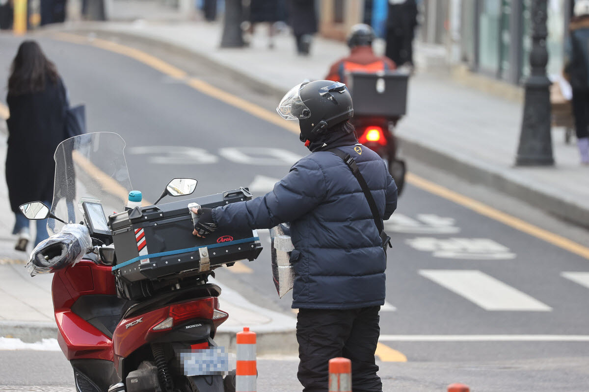 7일 서울 시내 한 음식점에서 라이더가 배달 음식을 수령하고 있다. (사진=연합뉴스)
