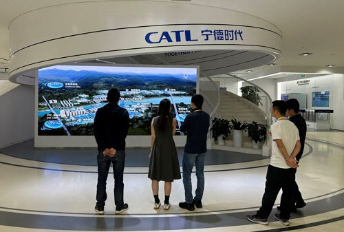방문객들이 중국 푸젠성 닝더에 있는 배터리 제조업체 CATL 본사에서 회사 사업 현황을 소개하는 전시물을 살펴보고 있다. (사진=로이터)