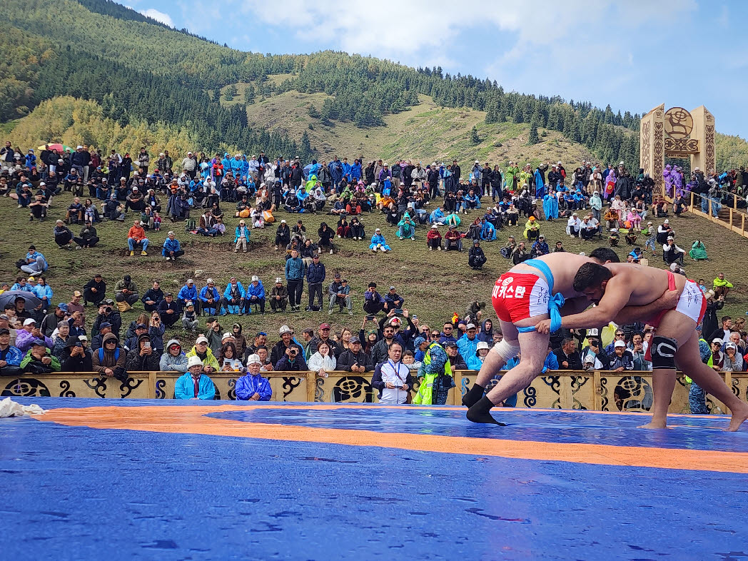 ‘제6회 세계유목민대회(The 6th World Nomad Games)’에서 씨름 경기가 열리고 있다. 사진=대한씨름협회