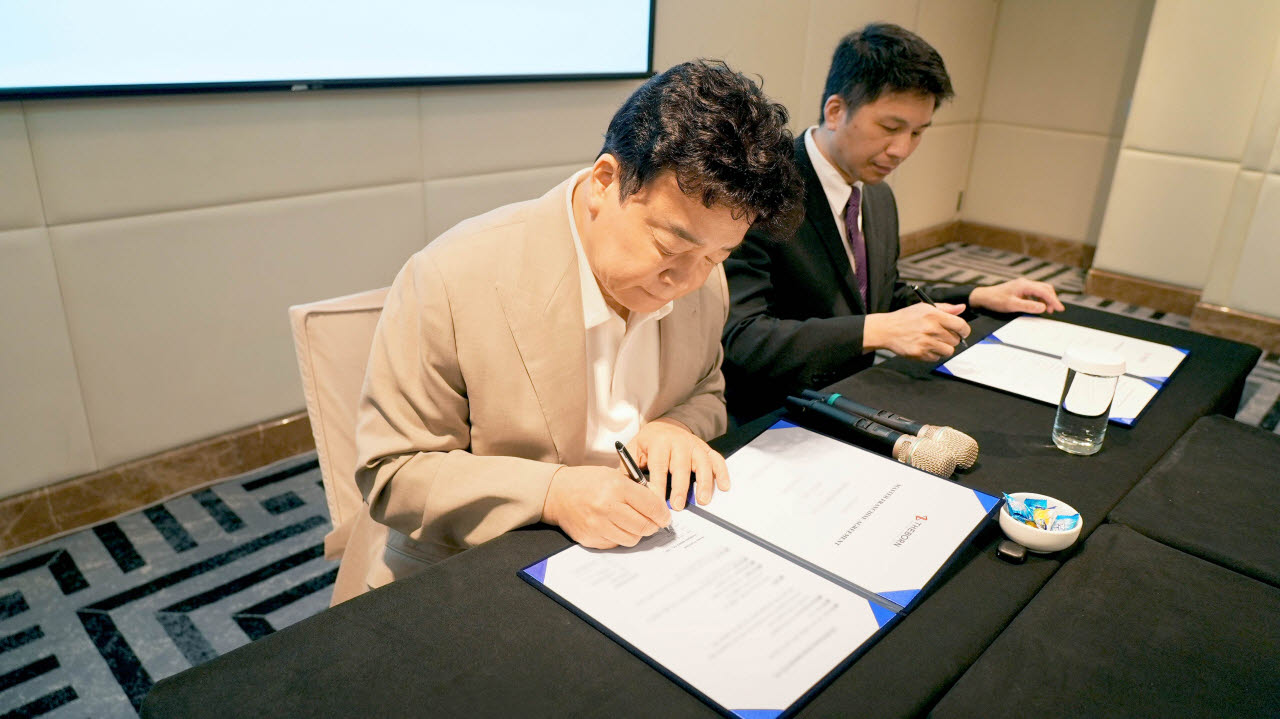 더본코리아 백종원 대표가 대만 현지 파트너사와 빽다방의 대만 진출을 위한 마스터프랜차이즈 계약을 체결하는 모습.