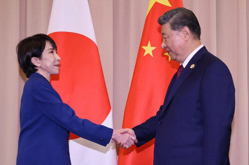 지난해 10월31일 한국에서 열린 아시아태평양경제협력체(APEC) 정상회의를 계기로 개최된 한·중 정상회담에 앞서 다카이치 사나에 일본 총리(왼쪽)와 시진핑 중국 국가주석이 악수하고 있다.(사진= AFP)