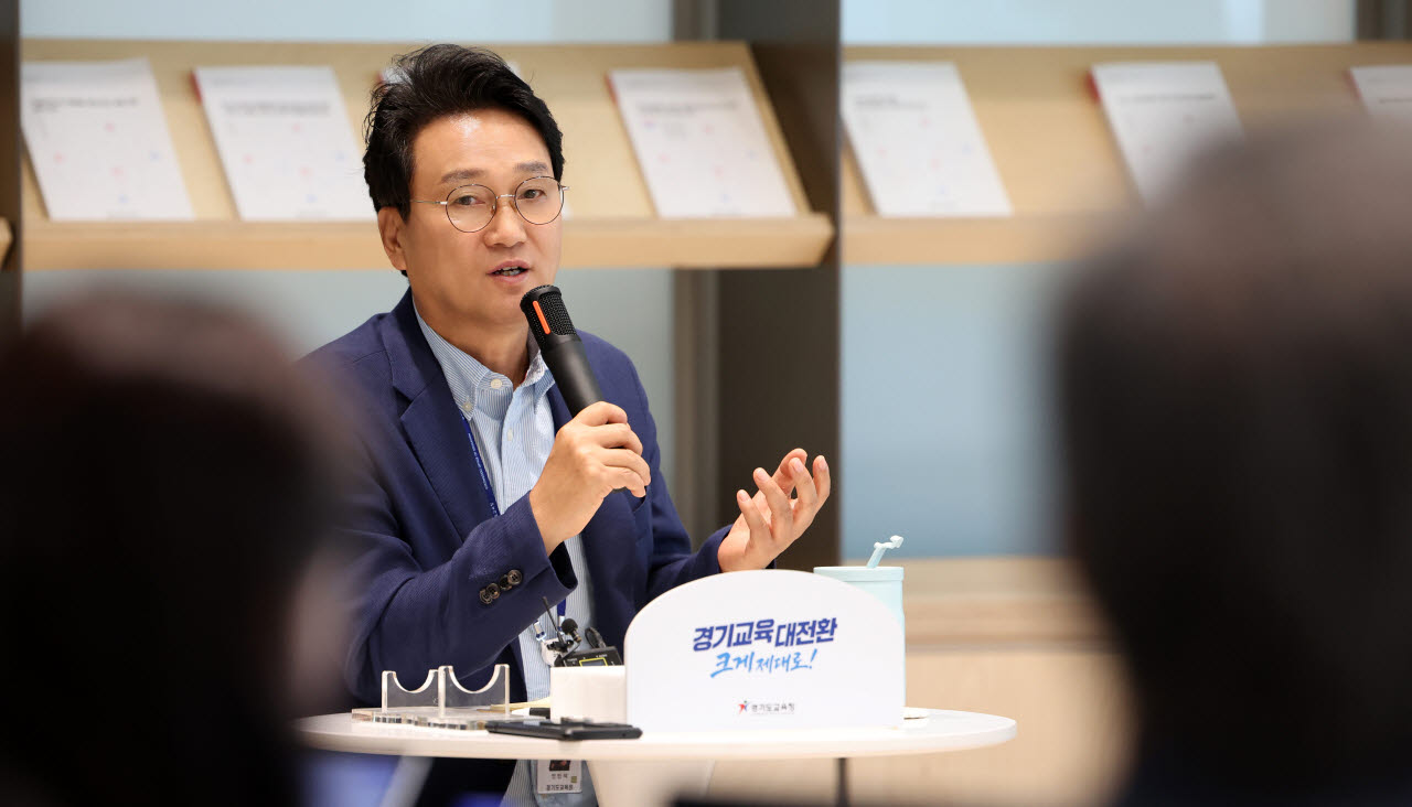 안민석 경기도교육감이 '벽깨기 협약식'을 하루 앞둔 8일 경기도교육청 출입기자단과 간담회에서 협약식에 대한 내용을 설명하고 있다.(사진=경기도교육청)