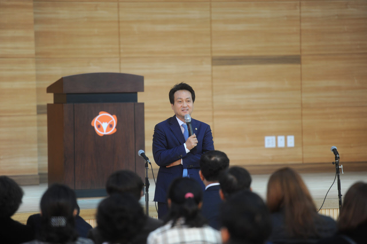 2017년 3월 22일 오산 원동초 스포츠센터 개관식에서 인사말을 하고 있는 안민석 국회의원.(사진=오산시)