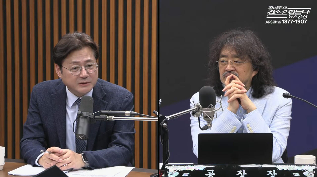 홍익표 청와대 정무수석(왼쪽), 방송인 김어준씨. (이미지=유튜브 '김어준의 겸손은힘들다 뉴스공장' 갈무리)