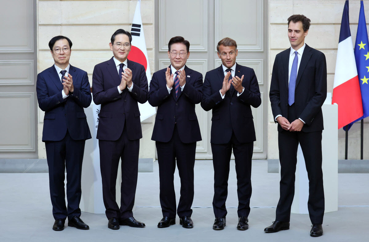 이재용 삼성전자 회장과 아르퇴르 망슈 미스트랄AI 최고경영자가 8일(현지시간) 프랑스 파리 엘리제궁에서 이재명 대통령과 에마뉘엘 마크롱 프랑스 대통령이 임석한 가운데 투자협약서를 교환한 후 기념촬영을 하고 있다.(왼쪽부터) 이종명 삼성전자 부사장, 이재용 삼성전자 회장, 이 대통령, 마크롱 대통령, 아르퇴르 망슈 미스트랄AI 최고경영자.(사진=연합뉴스)
