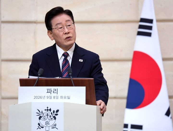 이재명 대통령이 8일(현지시간) 프랑스 파리 엘리제궁에서 에마뉘엘 마크롱 프랑스 대통령과 공동언론발표를 하고 있다.(사진=연합뉴스)