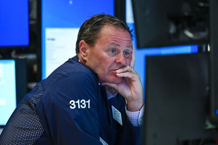 미국 뉴욕증권거래소(NYSE)에서 한 트레이더가 업무를 보고 있다. (사진=AFP)