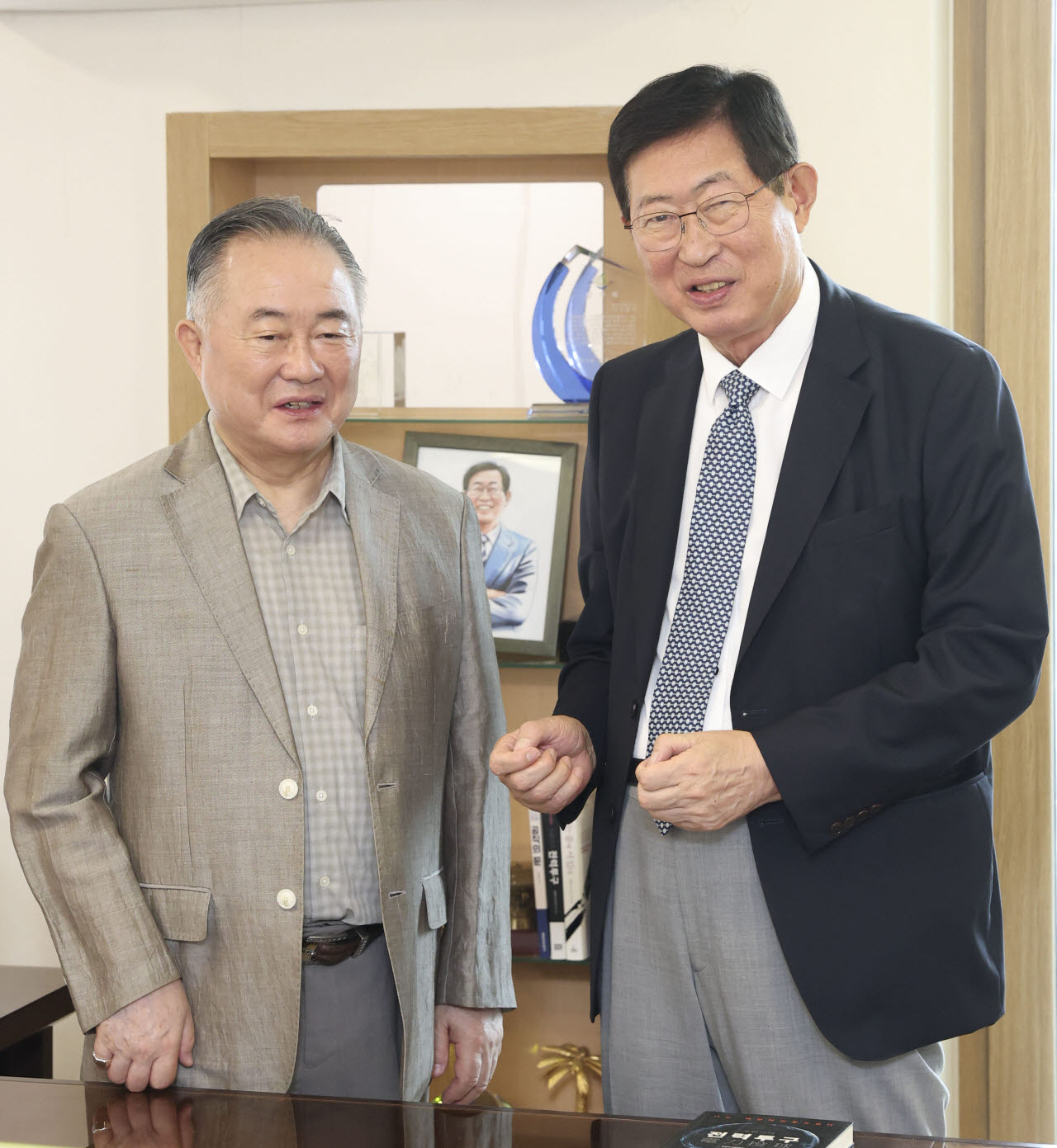 조환익 한양대 석좌교수와 예종석 대기자가 함께 포즈를 취하고 있다.(사진=이영훈 기자)