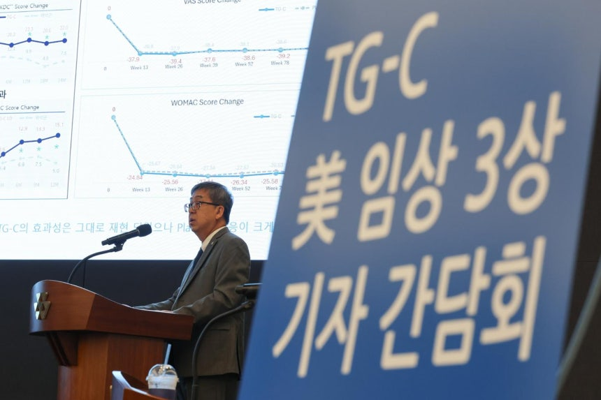 노문종 코오롱티슈진 공동대표가 7월 21일 서울 강서구 코오롱원앤온리타워에서 열린 기자간담회에 참석해 TG-C 미국 임상시험 결과를 설명하고 있다.(사진=연합뉴스.)