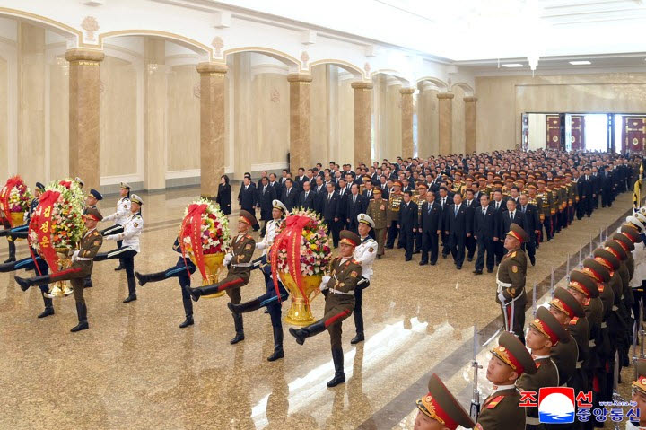 북한 당·정 간부 등, 금수산태양궁전 참배 (평양 조선중앙통신=연합뉴스) '공화국 창건' 78주년(정권수립 기념일·9·9절)을 맞아 북한 당과 정부의 간부 등이 8일 금수산태양궁전을 참배 했다고 조선 조선중앙통신이 9일 보도했다. 2026.9.9 [국내에서만 사용가능. 재배포 금지. For Use Only in the Republic of Korea. No Redistribution]