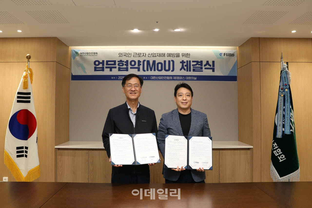 지난 8일 이정수(오른쪽) 플리토 대표와 임무송 대한산업안전협회 회장이 MOU를 체결한 후 기념 사진을 촬영하고 있다.(사진=플리토)
