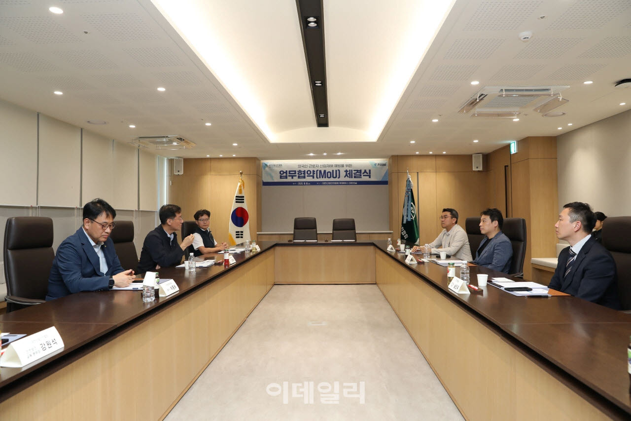 지난 8일 플리토와 대한산업안전협회가 MOU 체결과 관련해 논의하고 있다.(사진=플리토)