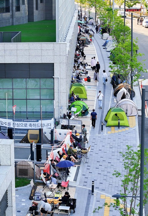8일 대구 달서구 한 신축 아파트 2차 전세 계약 접수 현장에서 시민들이 전날부터 텐트 등을 설치해 대기 줄을 서고 있다.2026.9.8(사진=연합뉴스)
