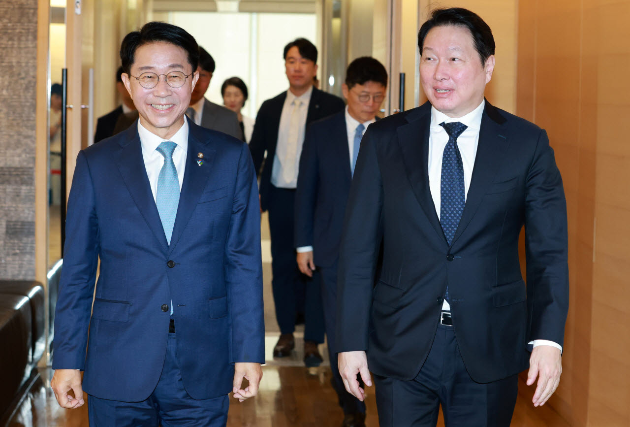 조정식 국회의장과 최태원 대한상공회의소 회장을 비롯한 참석자들이 지난 7월 1일 서울 중구 대한상공회의소에서 열린 '국회의장-대한상공회의소 경제대도약 간담회'에 입장하고 있다. (사진=방인권 이데일리 기자)