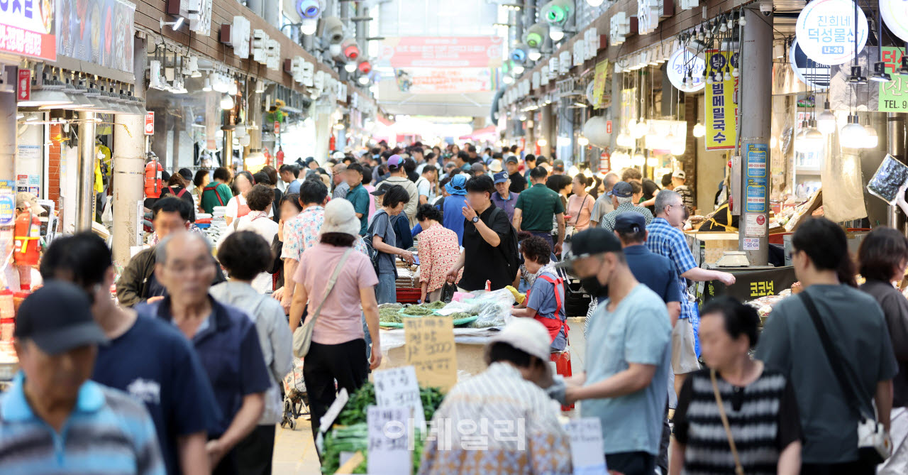 역대급 폭염·폭우에 농산물에서 시작한 '히트플레이션(폭염에 따른 물가 상승)이 추석 명절을 앞두고 수산물과 축산물로 번지는 모습을 보이고 있는 가운데 6일 서울 동대문구 경동시장을 찾은 시민들이 장을 보고 있다. (사진=이데일리 방인권 기자)
