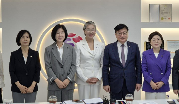 정점식 국민의힘 원내대표와 박정숙 서울시여성가족재단 대표이사 등이 9일 서울 동작구 서울시여성가족재단에서 열린 '안심할 수 있는 일상'을 위한 스토킹·디지털성범죄 대응 현장 간담회에서 기념 촬영하고 있다. (사진=연합뉴스)