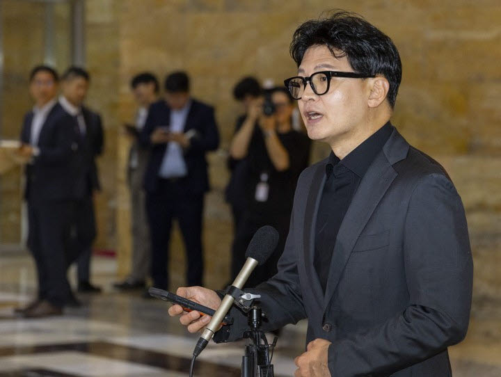 한동훈 무소속 의원이 지난 8일 국회 본회의를 향하다 취재진과 만나 김승원 법무부 장관 후보자의 '신약 청탁 의혹'과 관련한 입장을 밝히고 있다. (사진=연합뉴스)