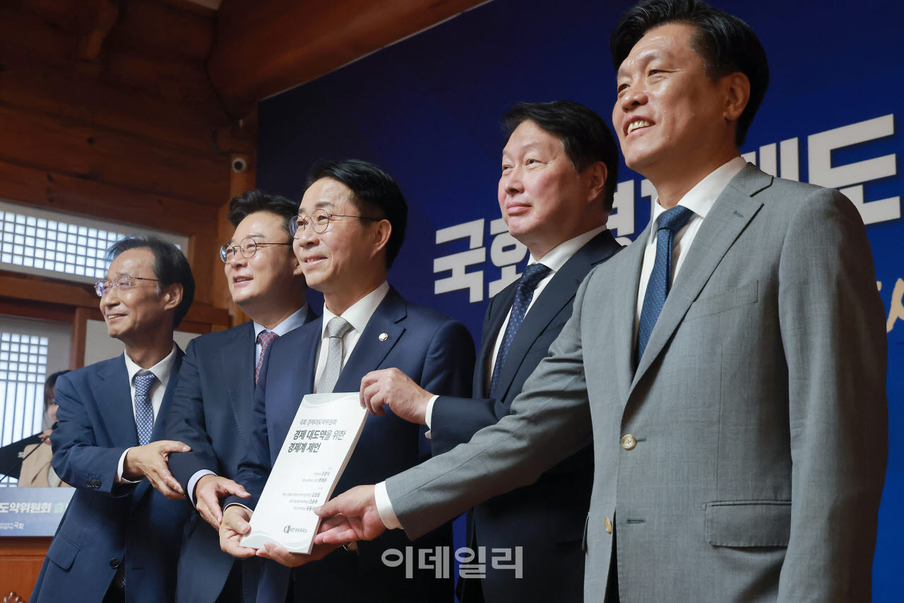 조정식(가운데) 국회의장과 최태원(오른쪽 두번째) 대한상공회의소 회장이 9일 국회 사랑재에서 열린 경제대도약위원회 출범식에 공동위원장 자격으로 참석해 경제 대도약을 위한 경제계 제언을 들고 기념 촬영하고 있다. 왼쪽부터 위원회 분과장을 맡은 유동수 정무위원장과 김성원 산업통상자원중소벤처기업위원장, 조 의장, 최 회장, 분과장을 맡은 조승래 재정경제기획위원장.(사진=노진환 기자)