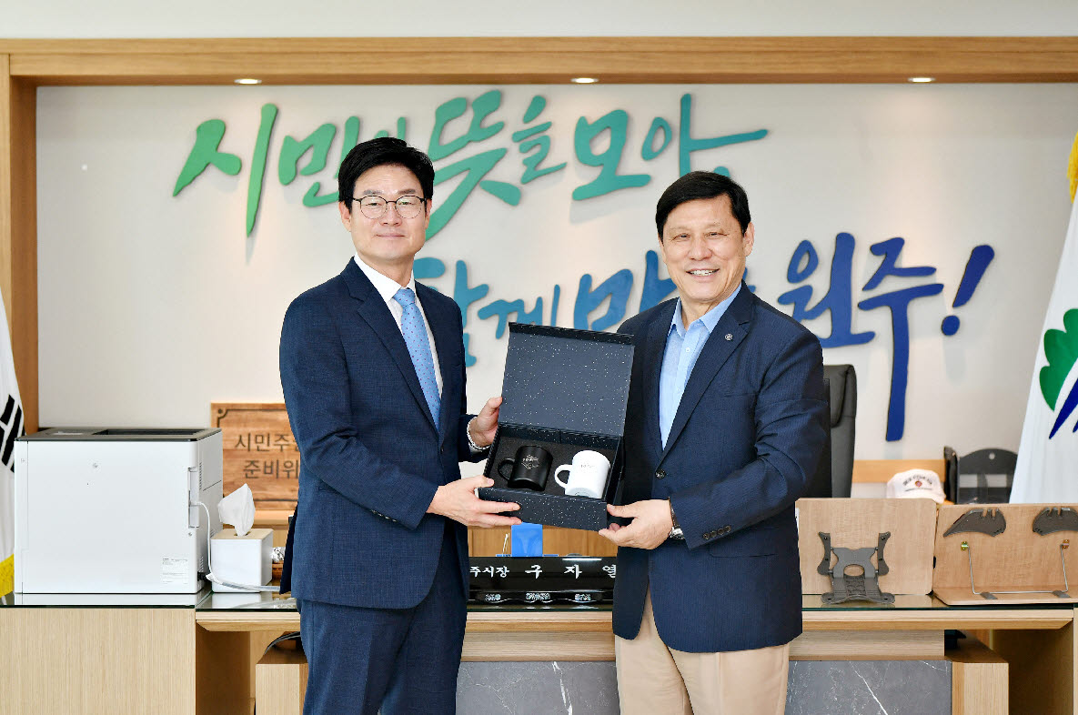 허구연(오른쪽) KBO 총재와 구자열 원주시장이 함께 기념촬영을 하고 있다. 사진=KBO