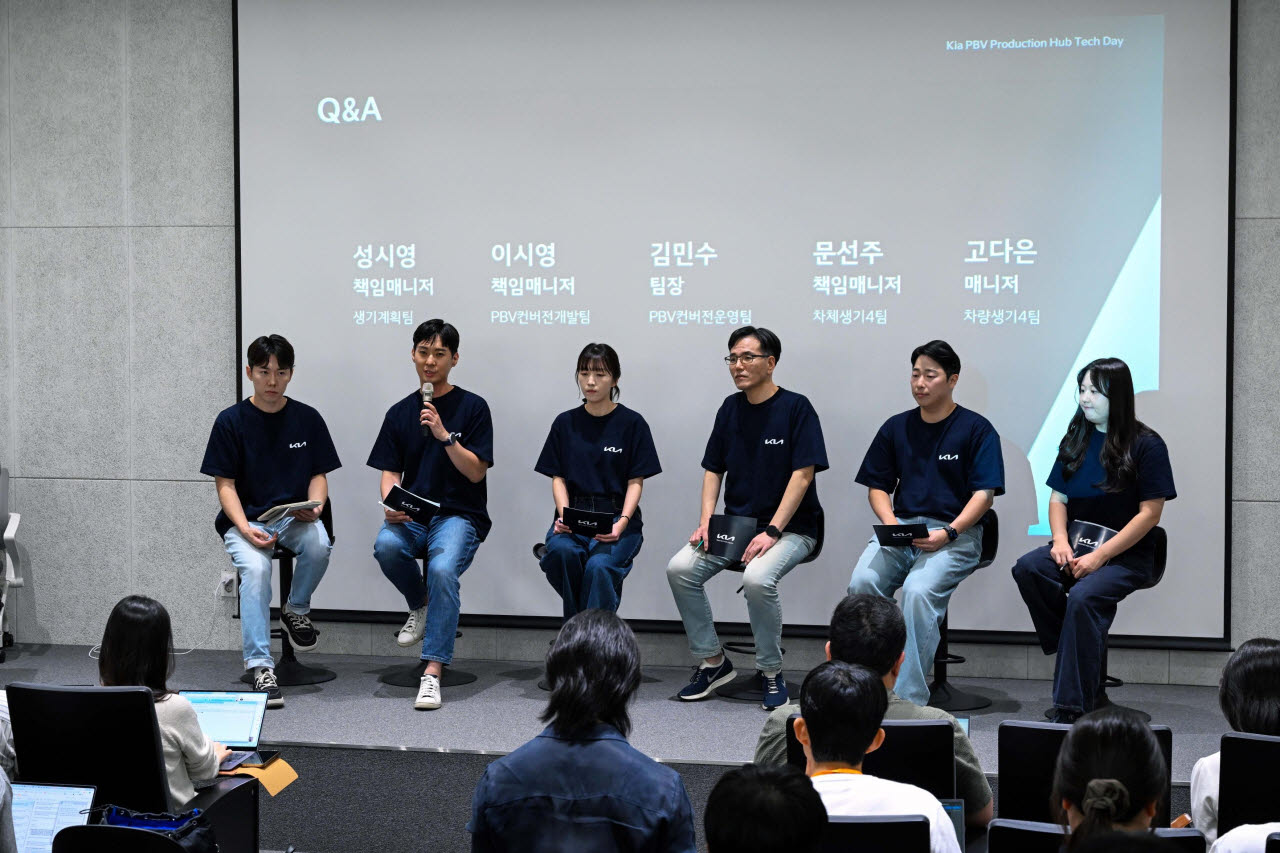 기아 PBV 생산 허브 테크 데이에서 미디어 Q&A를 진행하는 모습. (사진=기아)