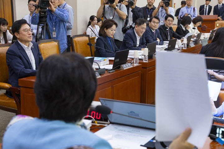 국민의힘 법제사법위원들이 9일 국회에서 열린 법제사법위원회 전체 회의에서 법사위원장인 더불어민주당 서영교 의원이 국무위원 후보자(법무부 장관 김승원)에 대한 검찰의 불기소 이유서를 들어 보이며 인사 청문회 증인 출석 요구에 대해 자제를 촉구하자 이를 비판하고 있다. (사진=연합뉴스)