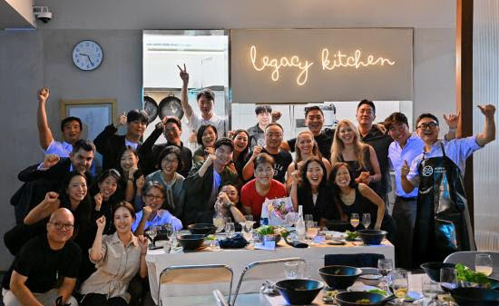코리아레거시 X 요리천사 ‘Chef’s Night’ 이후 레거시키친 앞에서 기념 촬영 (사진=코리아레거시)