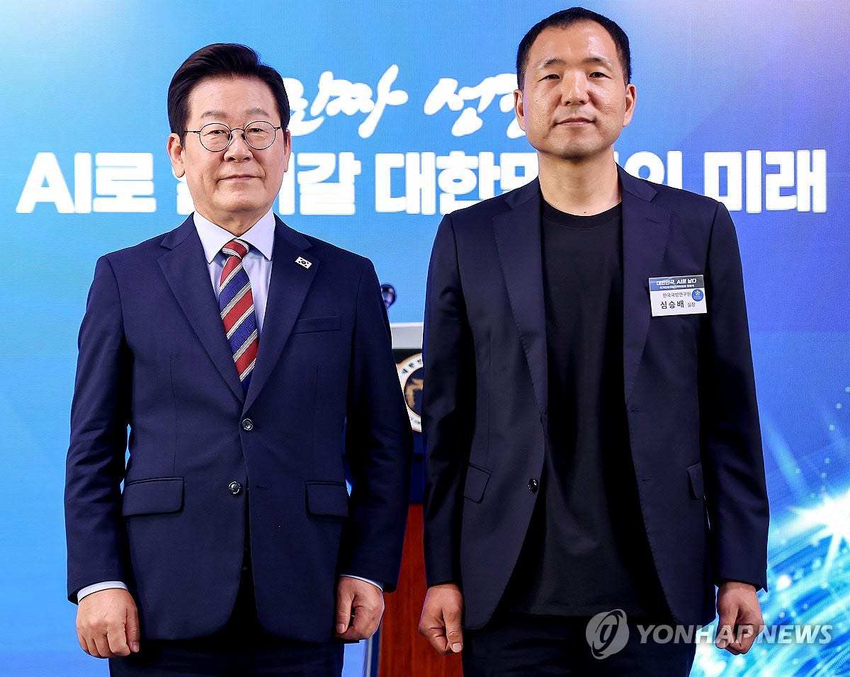2025년 9월 8일, 이재명 대통령이 서울 중구 서울스퀘어에서 열린 국가인공지능(AI) 전략위원회 출범식에서 심승배 국방안보분과장에게 위촉장을 수여한 뒤 기념촬영을 하고 있다. 사진=연합뉴스