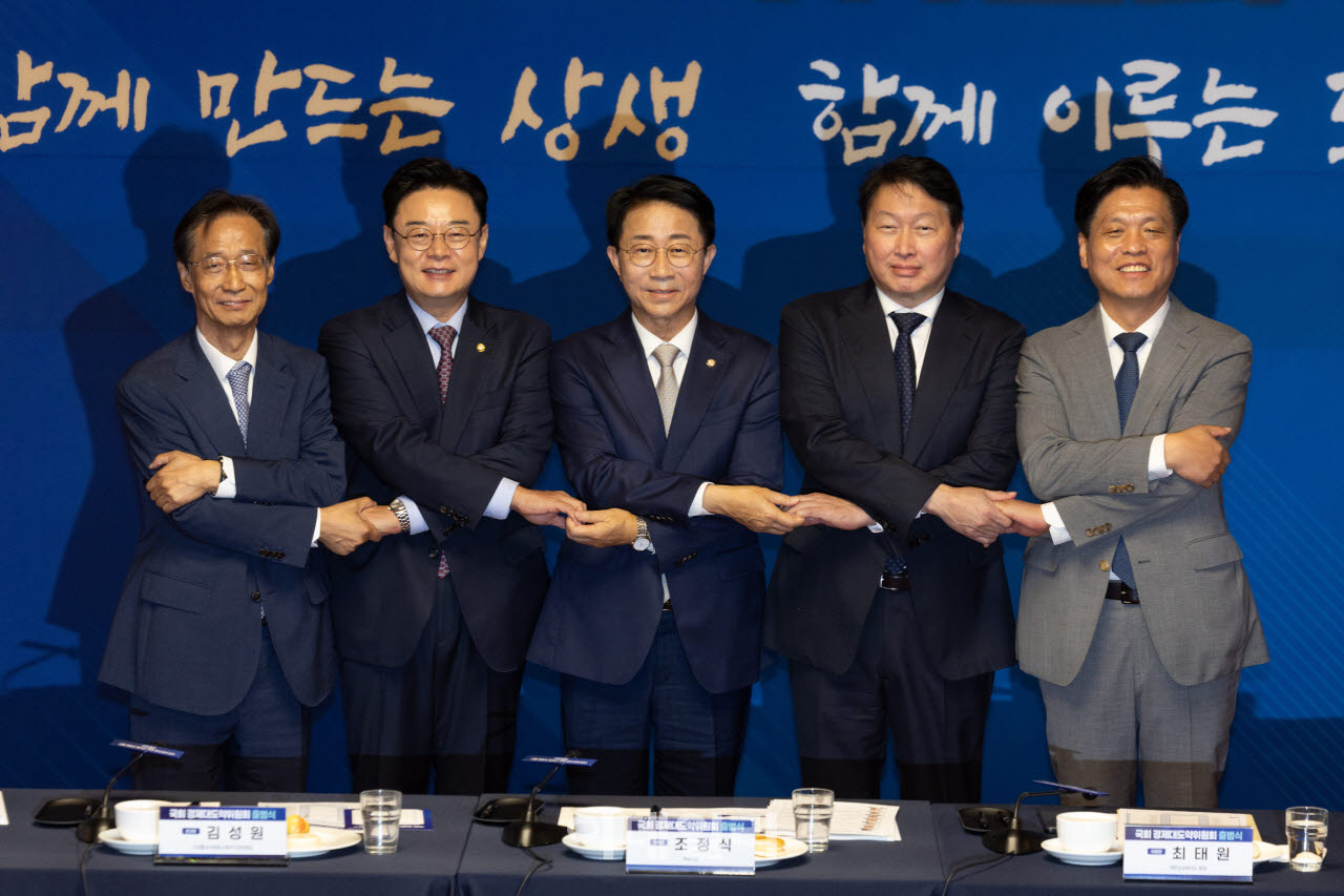 9일 서울 여의도 국회 사랑재에서 열린 ‘국회 경제대도약위원회 출범식’이 열렸다. 유동수(인쪽부터) 국회 정무위원회 위원장, 김성원 산업통상자원중소벤처기업위원회 위원장, 조정식 국회의장, 최태원 대한상의 회장, 조승래 재정경제기획위원회 위원장이 기념촬영을 하고 있다. (사진=노진환 기자)