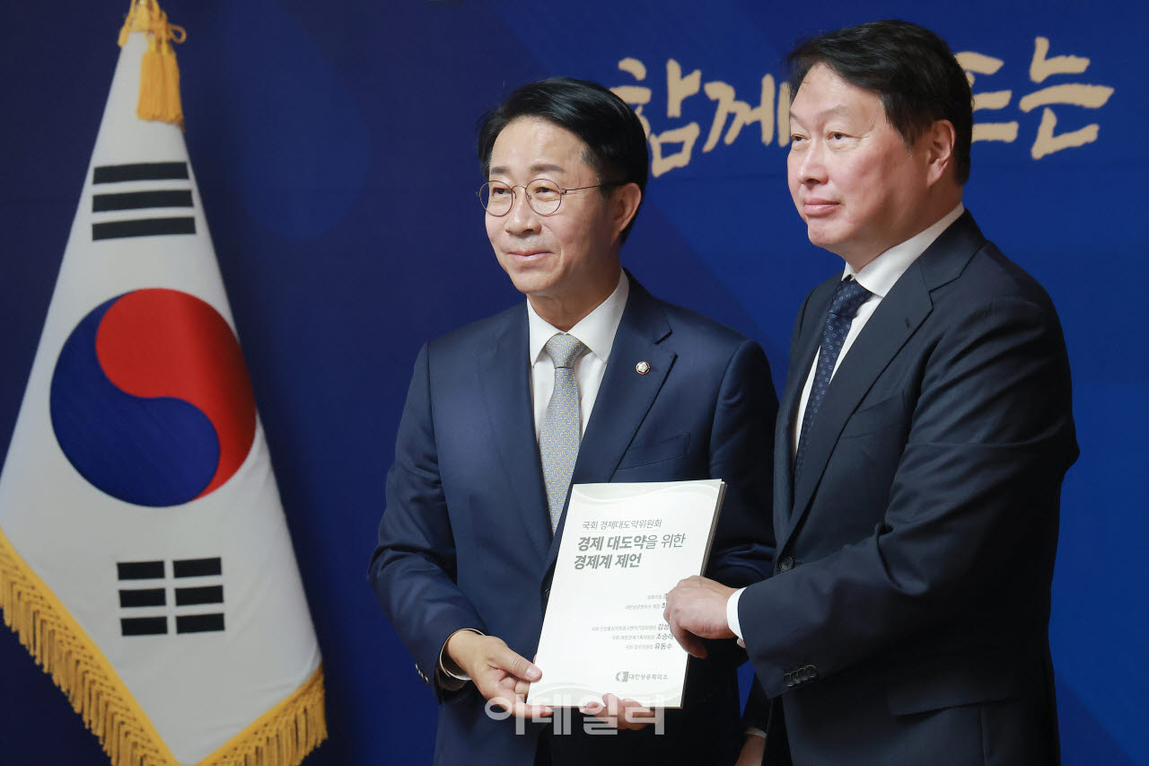 조정식(왼쪽) 국회의장이 9일 국회 사랑재에서 열린 경제대도약위원회 출범식에서 공동위원장 자격으로 참석한 최태원 대한상공회의소 회장이 전달한 경제 대도약을 위한 경제계 제언을 들고 기념 촬영하고 있다. (사진=노진환 기자)