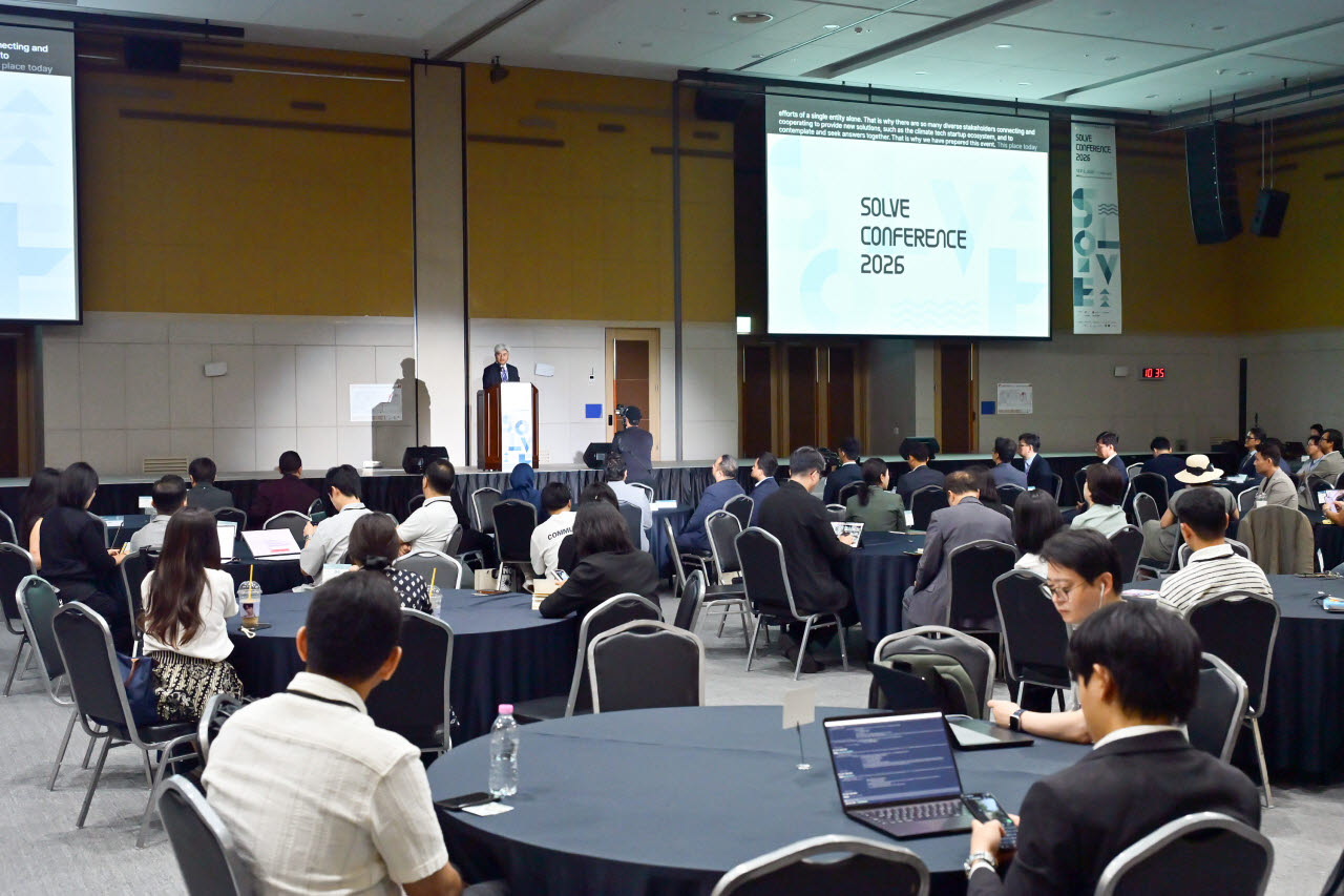 8일 부산항국제전시컨벤션센터(BPEX)에서 열린 '솔브 컨퍼런스(SOLVE Conference)'에서 참석자가 발표하고 있다.(사진=SK이노베이션 E&S 제공)