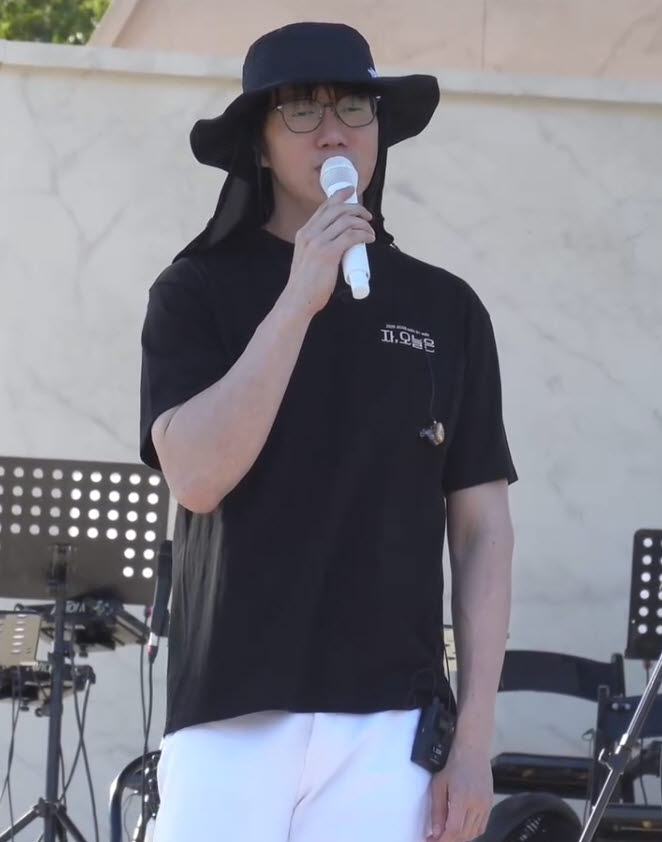 공연을 기다리는 관객들을 위해 깜짝 무대에 오른 성시경.(사진=SNS)