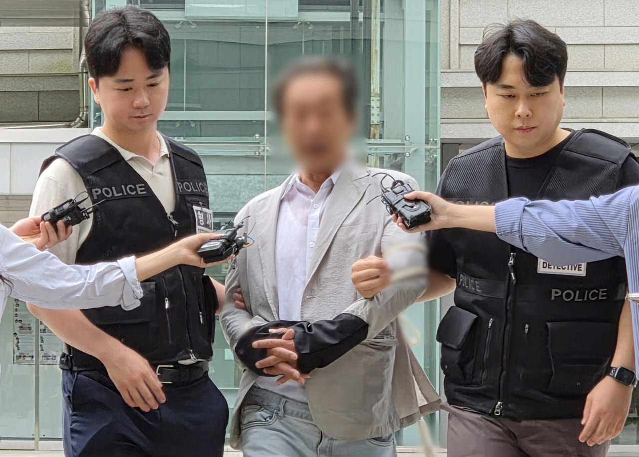 6·3 지방선거 투표용지 부족 사태에 항의하며 국정조사특별위원회(국조특위) 위원들의 올림픽공원 현장 조사를 방해한 혐의를 받는 임모(60) 씨가 지난 7월 4일 구속 전 피의자 심문(영장실질심사)을 받기 위해 서울동부지법으로 향하고 있다.(사진=뉴시스)