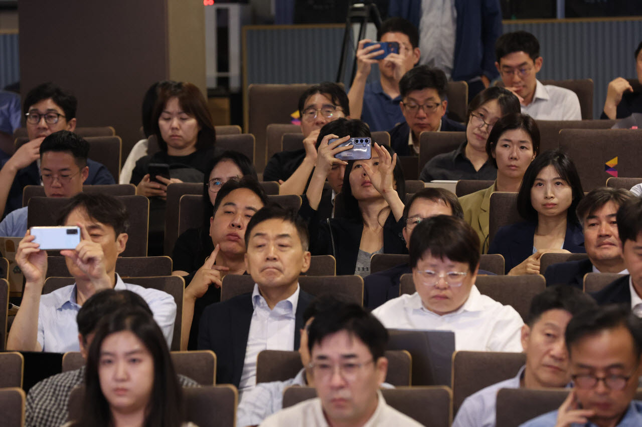 [이데일리 이영훈 기자] 9일 서울 중구 순화동 KG하모니홀에서 열린 ‘이데일리 K바이오 딜 써밋 2026’에서 참가자들이 발표를 경청하고 있다. K바이오 딜 써밋 2026은 ‘K바이오, 혁신으로 본 글로벌 성공 해법’을 주제로 글로벌 시장을 선도하는 기업들의 성공 전략을 살펴보고 국내 바이오산업의 성장 방향과 투자 인사이트를 공유하기 위해 마련됐다.