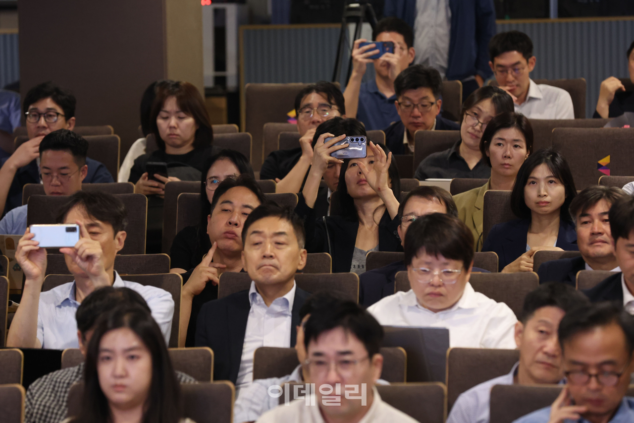 [이데일리 이영훈 기자] 9일 서울 중구 순화동 KG하모니홀에서 열린 ‘이데일리 K바이오 딜 써밋 2026’에서 참가자들이 발표를 경청하고 있다. K바이오 딜 써밋 2026은 ‘K바이오, 혁신으로 본 글로벌 성공 해법’을 주제로 글로벌 시장을 선도하는 기업들의 성공 전략을 살펴보고 국내 바이오산업의 성장 방향과 투자 인사이트를 공유하기 위해 마련됐다.