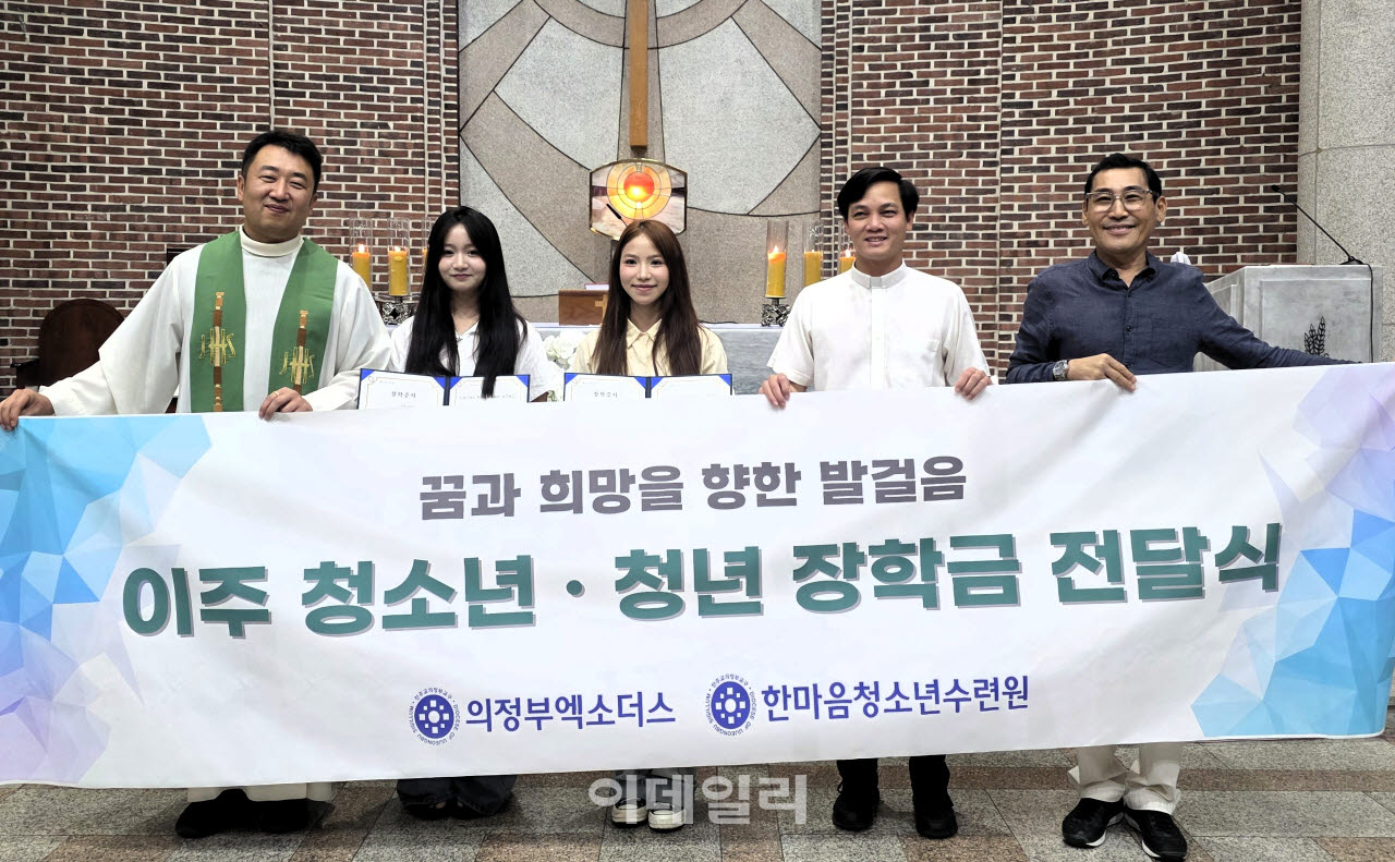 노경득 원장(왼쪽)과 유학생들이 기념촬영을 하고 있다.(사진=한마음청소년수련원)