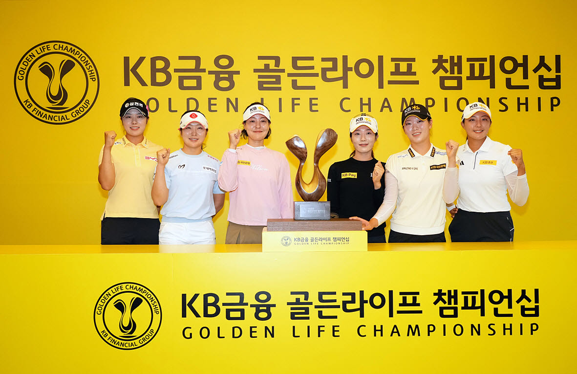 9일 열린 기자회견에 참석한 선수들이 새로 제작한 우승트로피 앞에서 선전을 다짐하고 있다. 왼쪽부터 서교림, 유현조, 전인지, 안송이, 방신실, 박예지. (사진=이데일리 골프in 조원범 기자)